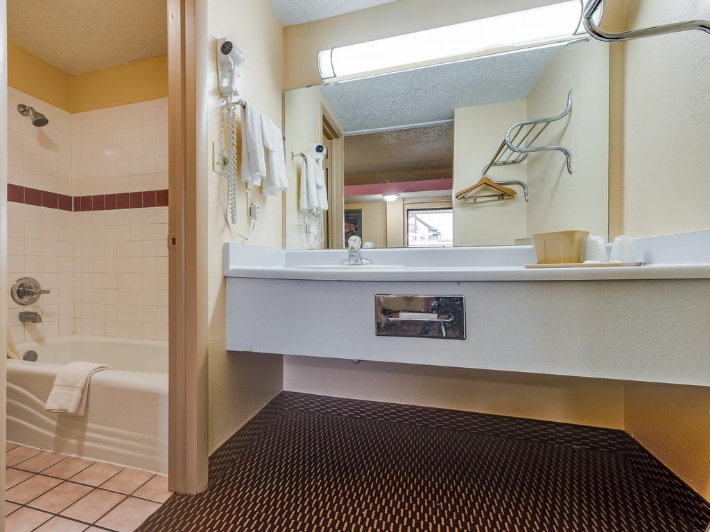Travelers Inn Midwest City Eksteriør billede